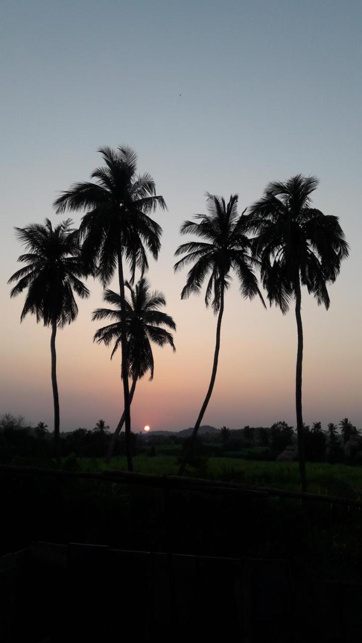 Vaibhav Home Stay ฮัมปี ภายนอก รูปภาพ