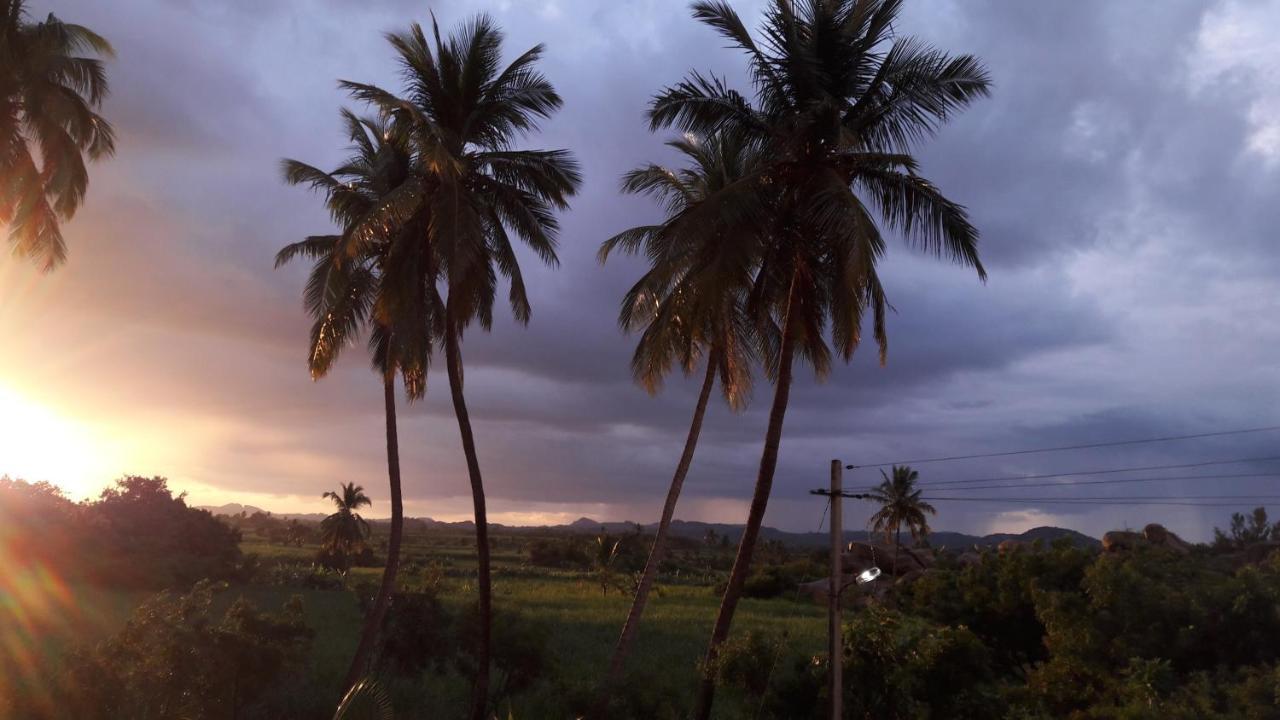 Vaibhav Home Stay ฮัมปี ภายนอก รูปภาพ
